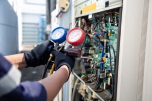 Air,Conditioning,,Hvac,Service,Technician,Using,Gauges,To,Check,Refrigerant
